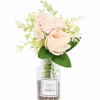 Kunstbloemen in glazen fles